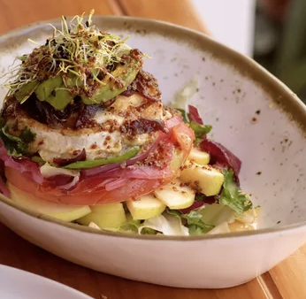 Ensalada de rulo de cabra